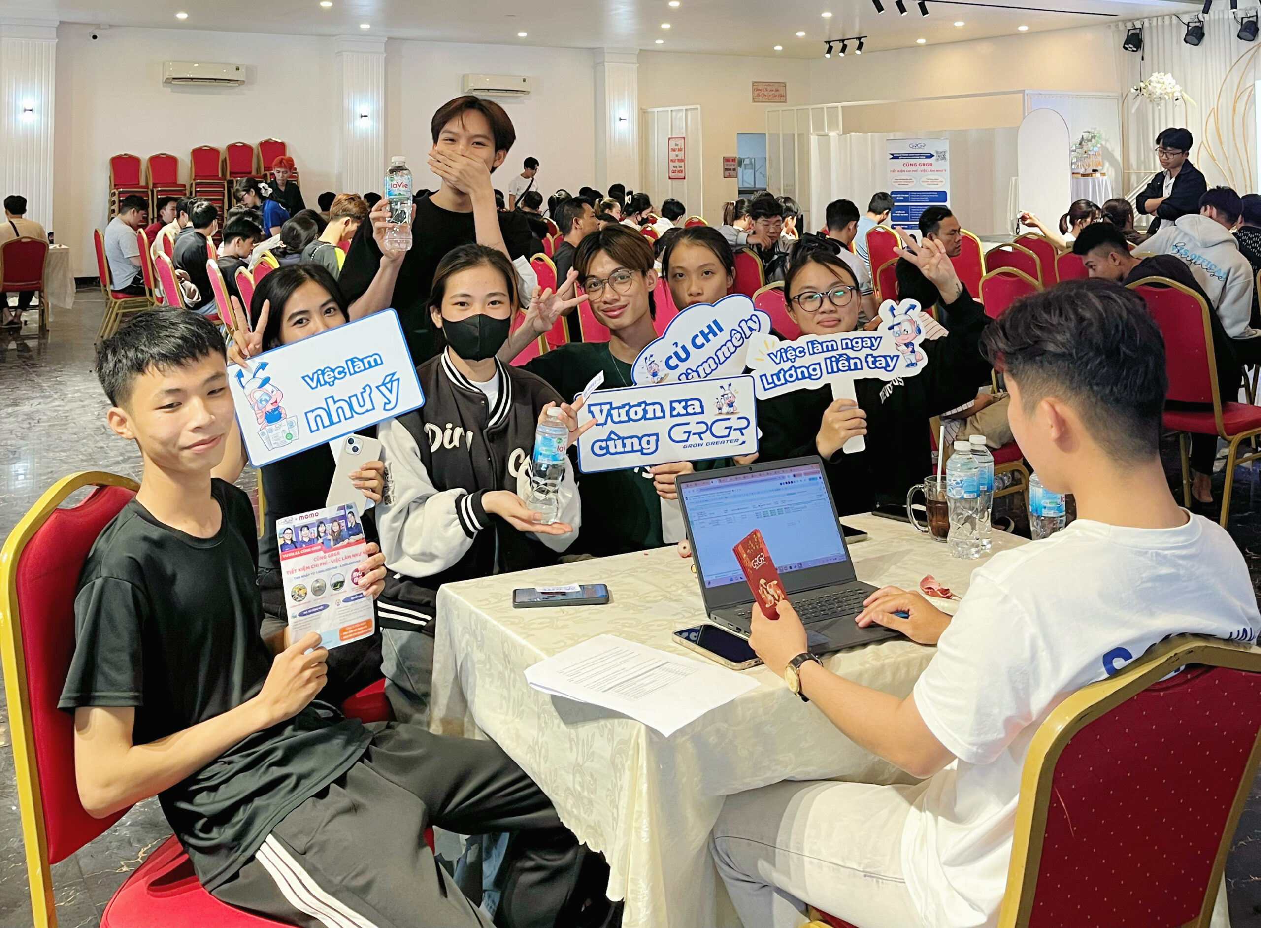 Các bạn lao động đang được nhận tư vấn từ anh chị HR của GRGR